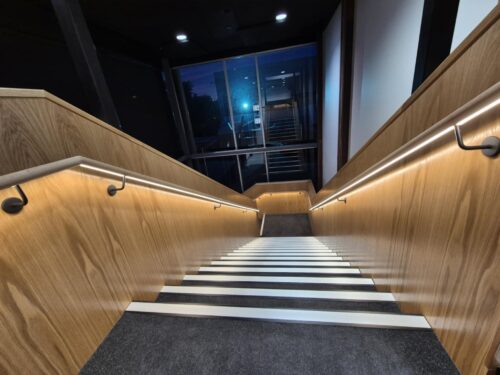 Lightrail_THAO43_American_oak_led_handrail_with_albion_matt_black_brackets_and_Samsung_blackline_BL11_LED_RAHS_Royal_Adelaide_showground (1)