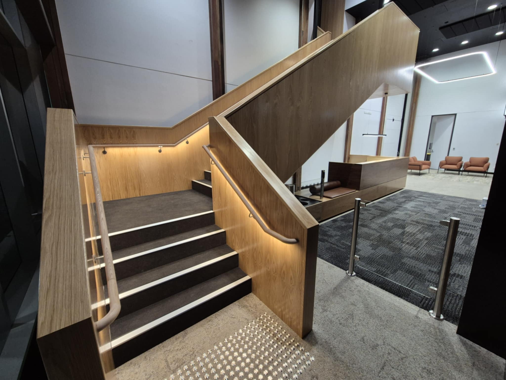 Lightrail_THAO43_American_oak_led_handrail_with_albion_matt_black_brackets_and_Samsung_blackline_BL11_LED_RAHS_Royal_Adelaide_showground (2)