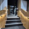 Lightrail_THAO43_American_oak_led_handrail_with_albion_matt_black_brackets_and_Samsung_blackline_BL11_LED_RAHS_Royal_Adelaide_showground (3)