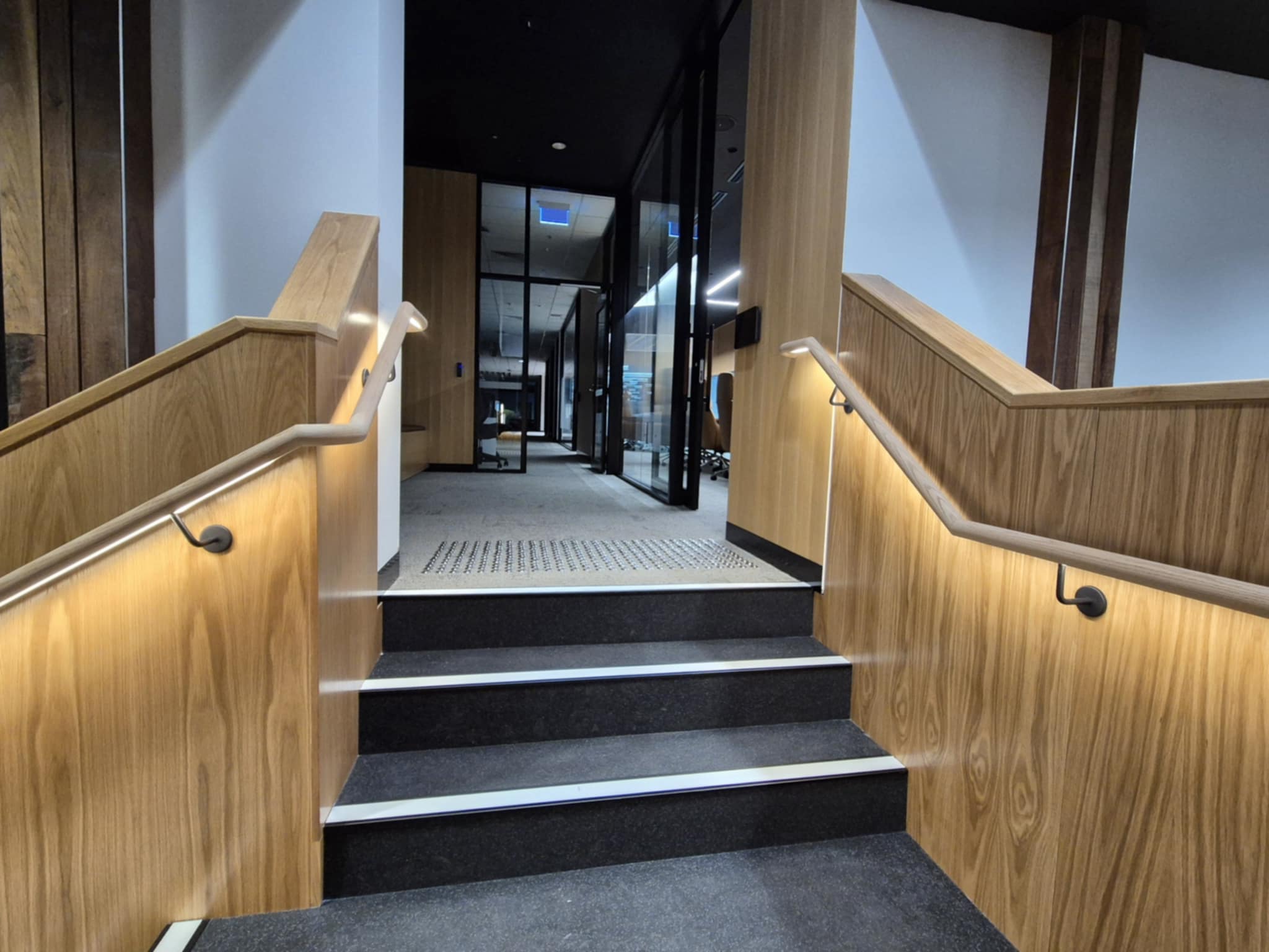 Lightrail_THAO43_American_oak_led_handrail_with_albion_matt_black_brackets_and_Samsung_blackline_BL11_LED_RAHS_Royal_Adelaide_showground (3)