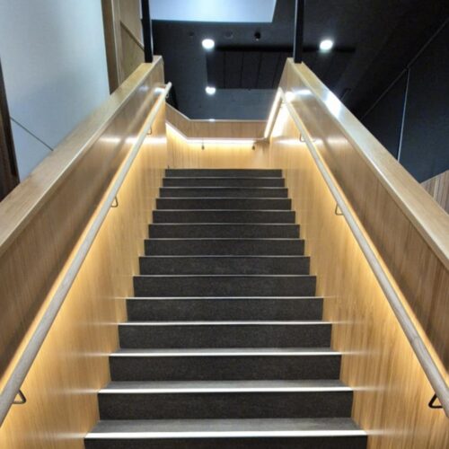 Lightrail_THAO43_American_oak_led_handrail_with_albion_matt_black_brackets_and_Samsung_blackline_BL11_LED_RAHS_Royal_Adelaide_showground