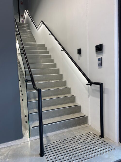 lightrail_SS50_led_handrail_chifley_bracket_glass_adaptor_matt_black_BL11_blackline_led_4000k_2024.4.2